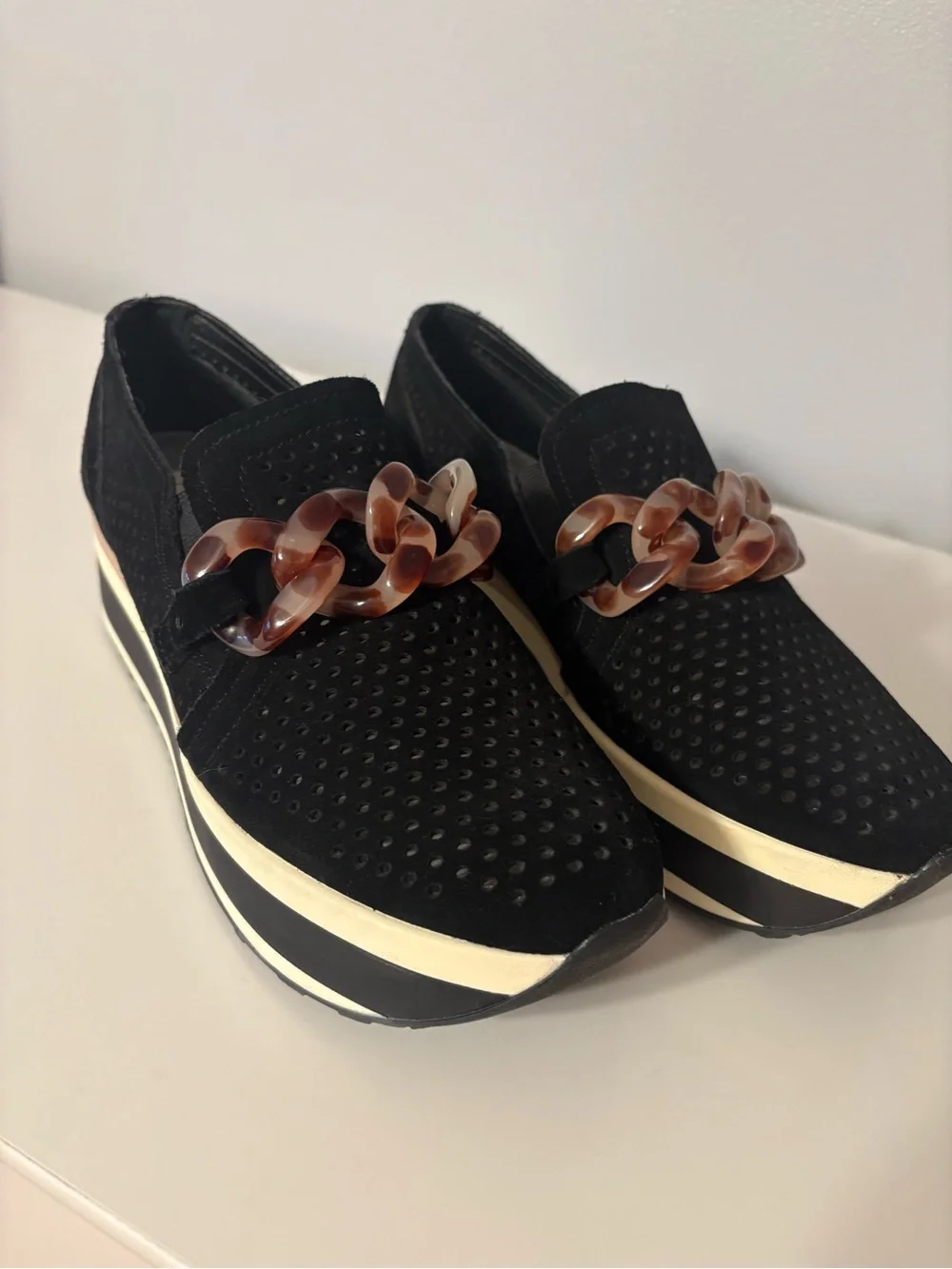 Dolce Vita black platform slip on with tortoiseshell chain size 8.5 EUC